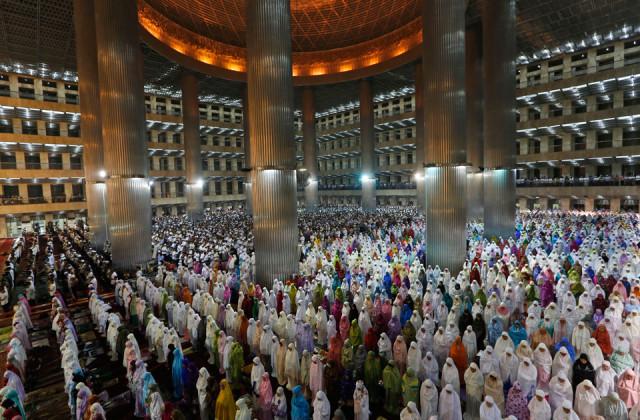 صلاة التراويح مختلف أنحاء العالم 348453335.jpg