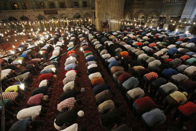 صلاة التراويح مختلف أنحاء العالم 596634813.jpg