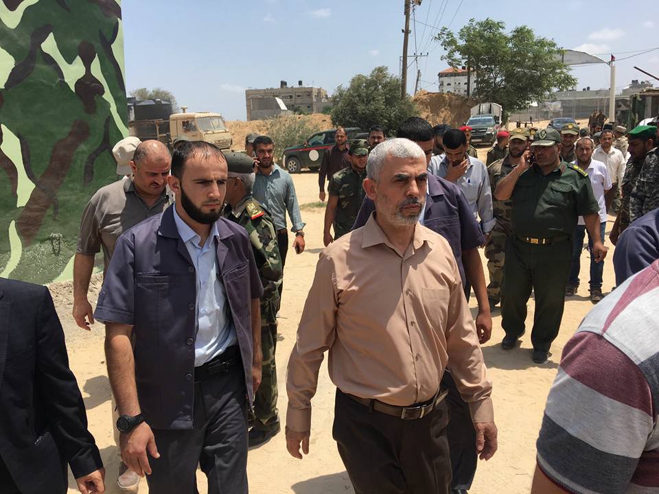 القائد يحيي السنوار رئيس حركة حماس بغزة خلال جولة تفقدية ...