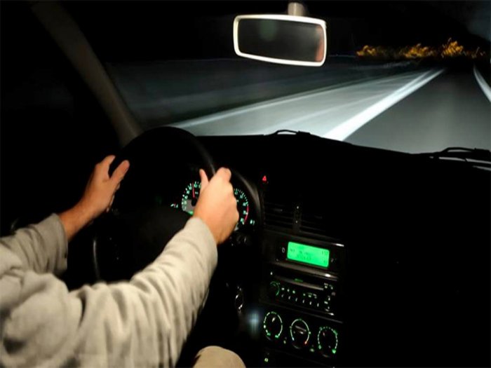 4 قواعد يجب احترامها عند قيادة السيارة ليلاً 182310548.jpg